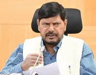क्या राहुल गांधी को चुनाव आयोग पर आरोप लगाने की बजाय अपना पक्ष रखना चाहिए?