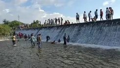 क्या रायपुर बांध एक पिकनिक स्पॉट बन गया है? ओवरफ्लो देखने उमड़ी भीड़, सुरक्षा इंतजाम नदारद