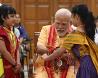 क्या रक्षाबंधन के अवसर पर स्कूली छात्राओं ने प्रधानमंत्री मोदी को राखी बांधी?