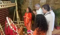 क्या बोनी कपूर और अनिल कपूर ने परमार्थ निकेतन में मां की आत्मा की शांति के लिए पूजा की?