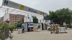 क्या शारदा यूनिवर्सिटी में छात्रा की आत्महत्या के बाद हालात बिगड़ रहे हैं?