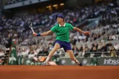 Sinner sprints into Roland Garros quarterfinals with win over Rublev