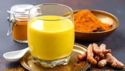 क्या हैं सोने से पहले हल्दी वाला दूध पीने के जबरदस्त फायदे?