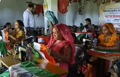 क्या उत्तर प्रदेश में 'हर घर तिरंगा' अभियान के तहत जौनपुर की महिलाएं ध्वज का निर्माण कर रही हैं?