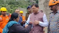क्या उत्तराखंड में महिला ने सीएम धामी को साड़ी फाड़कर राखी बांधी?