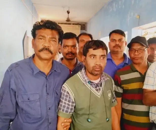 Two Government Officials Arrested for Bribery in Jharkhand’s Chatra and Lohardaga