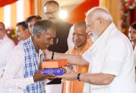 वाराणसी में पीएम मोदी का स्वागत करने पहुंचे थे काशी के दुकानदार, कहा- बहुत खास था वह पल